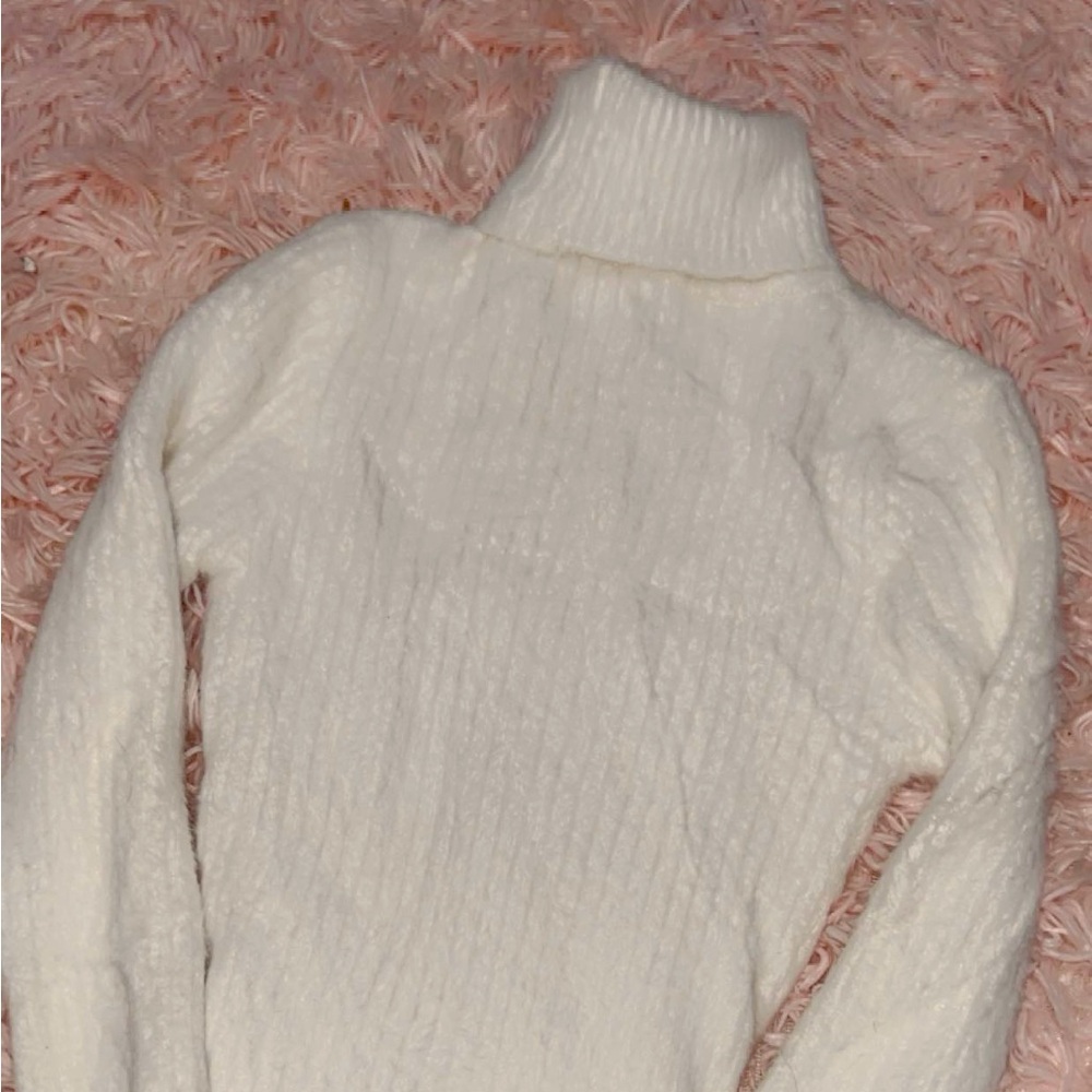 Coziest, fluffiest white turtle neck!